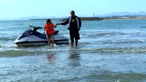 Il se fait livrer sa salope en Jet Ski